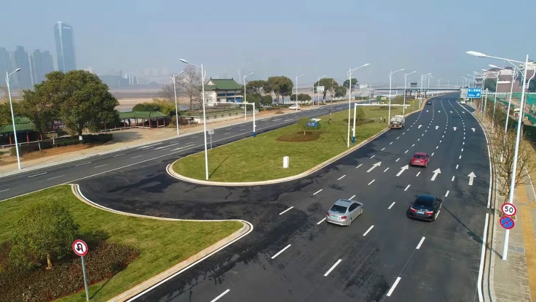 “不堵車(chē)了，通過(guò)時(shí)間至少縮短了三分之二” 沿江中北大道提升改造（一期）工程主線(xiàn)通車(chē)方便市民出行